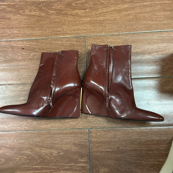 Gorgeous Authentic Fendi leather reddish brown wedge booties gold stripe - Picture 15 of 16